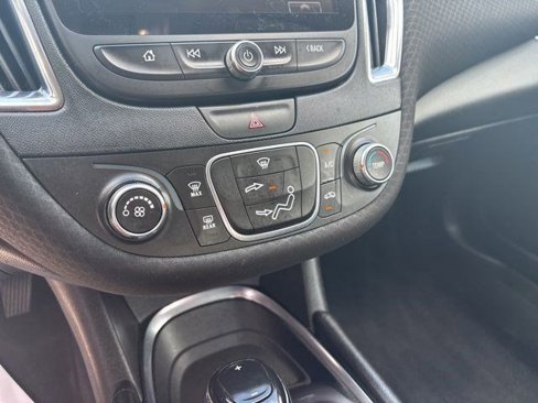 Used 2018 Chevrolet Malibu LT image 24