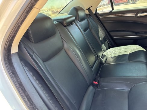 Used 2015 Chrysler 300 Limited image 22