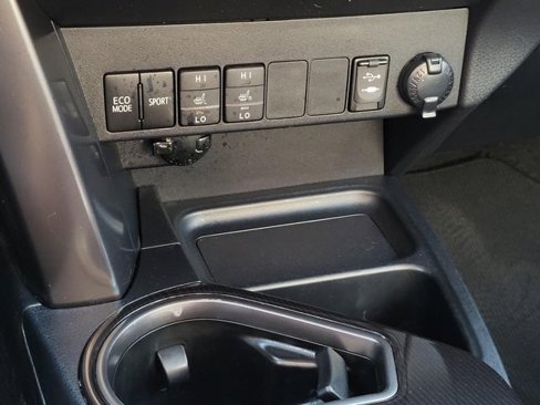 Used 2018 Toyota RAV4 SE image 27