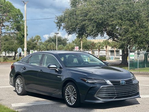 Used 2020 Toyota Avalon Limited image 3