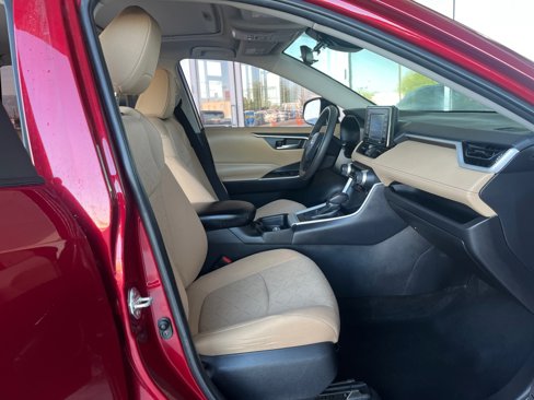 Used 2021 Toyota RAV4 XLE image 19