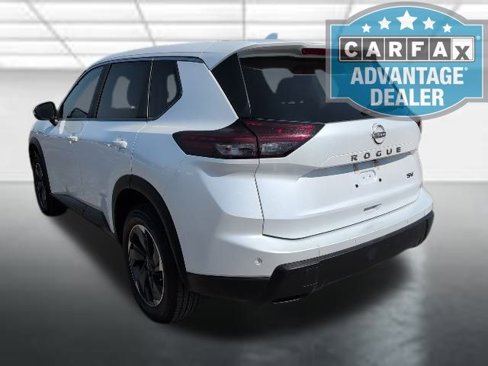 Used 2024 Nissan Rogue SV image 2