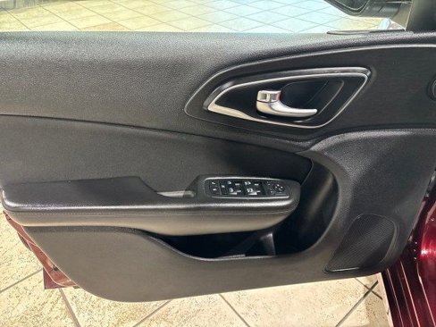 Used 2016 Chrysler 200 Limited image 8