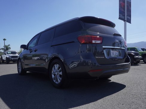 Used 2017 Kia Sedona LX w/ LX Essentials Premium Package image 6