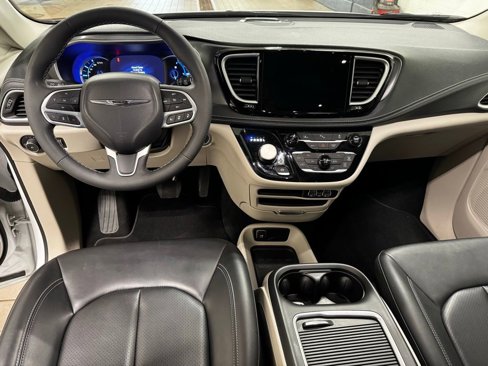 Used 2024 Chrysler Pacifica Select image 20