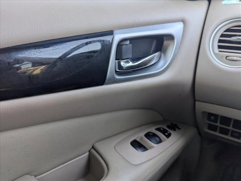 Used 2015 Nissan Pathfinder SV image 10
