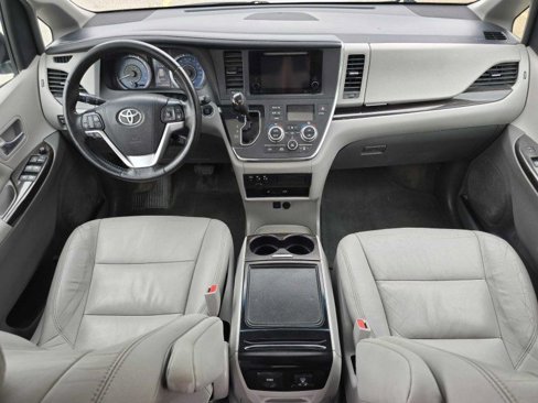 Used 2015 Toyota Sienna XLE Premium image 4