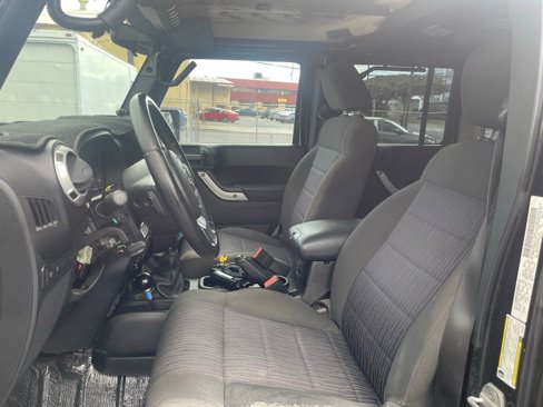 Used 2012 Jeep Wrangler Unlimited Rubicon w/ Connectivity Group image 21