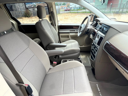 Used 2010 Chrysler Town & Country Touring image 59