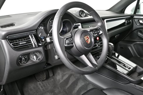 Certified 2025 Porsche Macan image 4