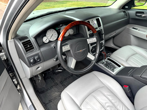 Used 2006 Chrysler 300 C w/ Navigation & Sound Group II image 19