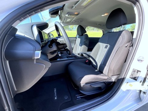 Certified 2025 Hyundai Elantra SE image 10