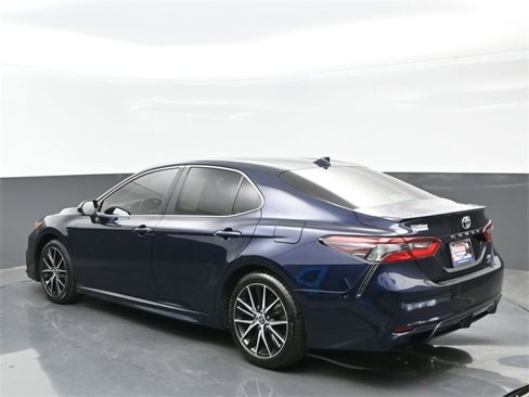 Used 2022 Toyota Camry SE image 3