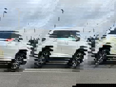 Used 2019 Toyota Highlander LE image 3