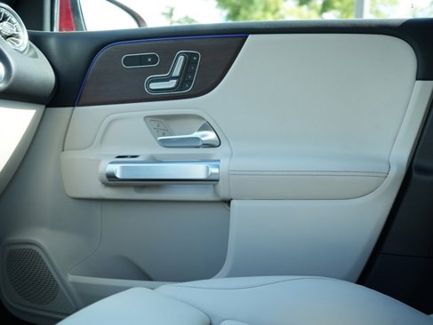 Certified 2021 Mercedes-Benz GLB 250 4MATIC w/ Premium Package image 27