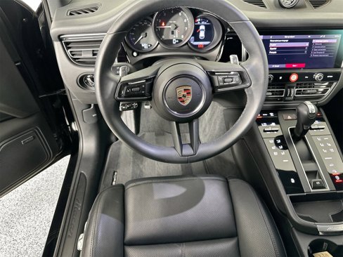 Certified 2024 Porsche Macan image 18