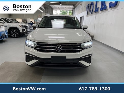 Used 2022 Volkswagen Tiguan SE w/ Panoramic Sunroof Package image 6