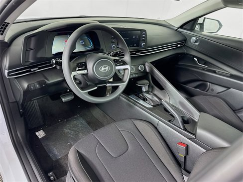 New 2025 Hyundai Elantra SE image 11
