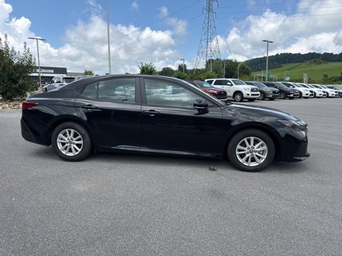 Used 2025 Toyota Camry LE image 4