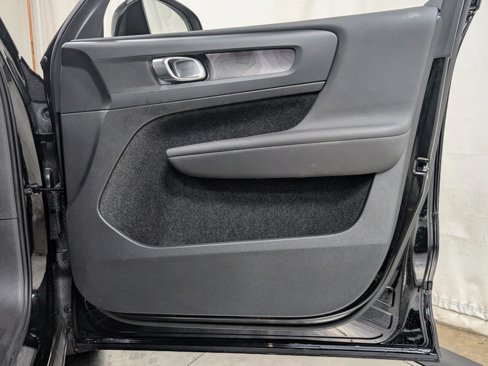 Used 2023 Volvo XC40 Recharge Core image 19