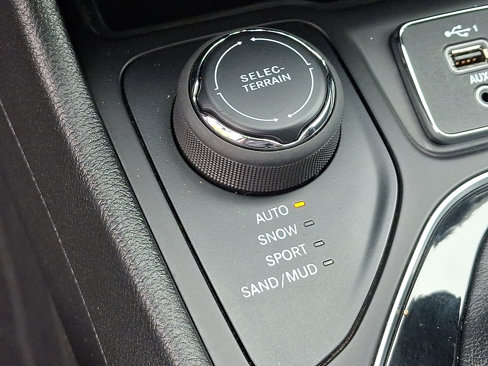 Used 2021 Jeep Cherokee Latitude Plus image 25
