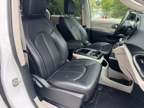 Used 2024 Chrysler Pacifica Touring-L image 17