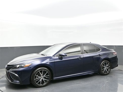 Used 2022 Toyota Camry SE image 2