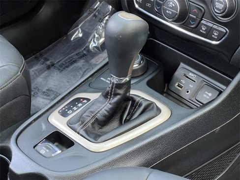 Used 2018 Jeep Cherokee Limited image 36