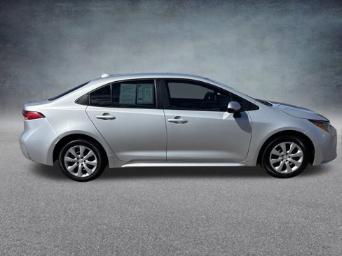 Used 2022 Toyota Corolla LE image 4