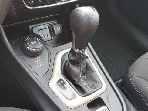 Used 2015 Jeep Cherokee Latitude w/ Cold Weather Group image 25