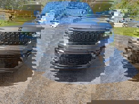 Used 2024 Jeep Grand Cherokee Altitude image 8