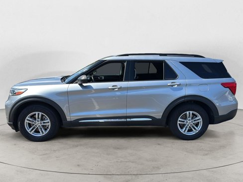 Used 2022 Ford Explorer XLT image 4