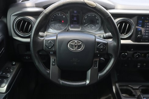 Used 2018 Toyota Tacoma TRD Sport image 11