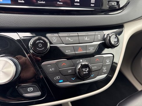 Used 2023 Chrysler Pacifica Touring-L image 32