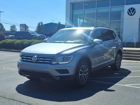 Used 2020 Volkswagen Tiguan SE w/ Panoramic Sunroof Package image 3
