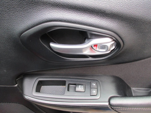 Used 2015 Jeep Cherokee Latitude w/ Comfort/Convenience Group image 28