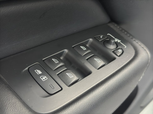 Used 2023 Volvo XC60 B5 Plus image 19