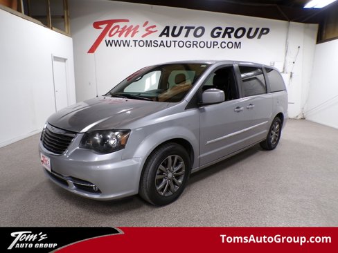Used 2015 Chrysler Town & Country S image 1