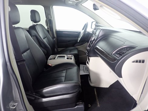 Used 2016 Chrysler Town & Country Touring image 32