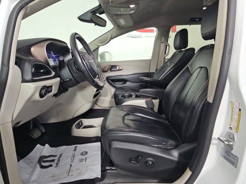 Certified 2017 Chrysler Pacifica Touring-L image 10