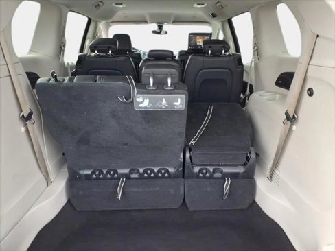 Certified 2020 Chrysler Pacifica Touring-L Plus image 17