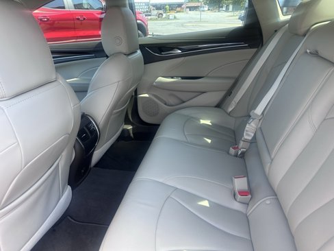 Used 2019 Buick LaCrosse Essence image 2