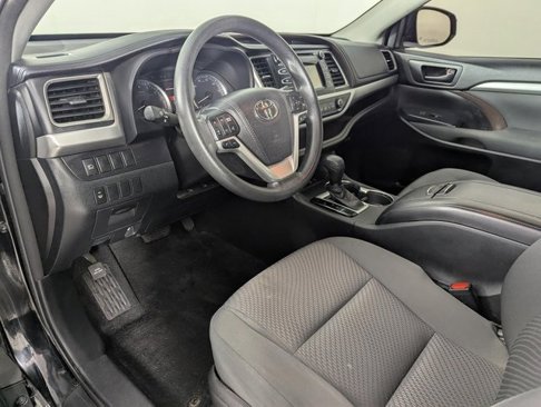 Used 2017 Toyota Highlander LE image 10