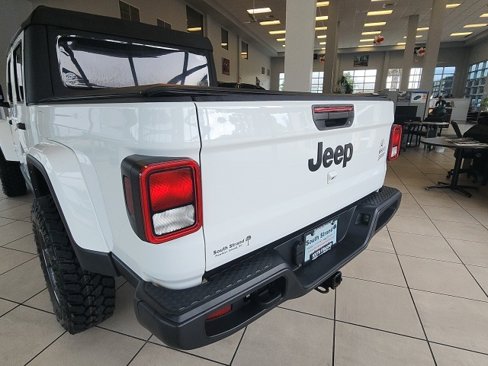 Certified 2022 Jeep Gladiator Sport image 12