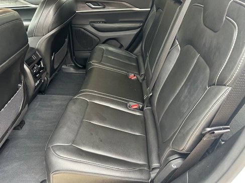 Used 2023 Jeep Grand Cherokee Limited w/ Black Appearance Package image 17