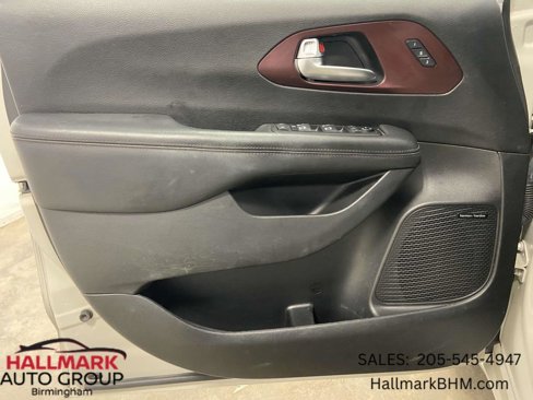Used 2020 Chrysler Pacifica Limited image 24