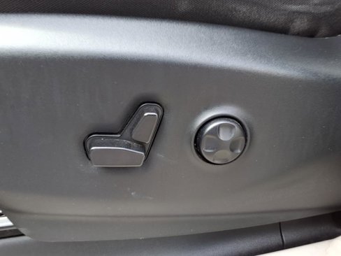 Used 2023 Chrysler Voyager LX image 14