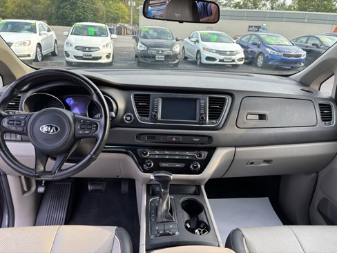 Used 2017 Kia Sedona LX w/ LX Essentials Premium Package image 11