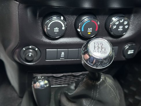 Used 2017 Jeep Wrangler Unlimited Rubicon w/ Connectivity Group image 37