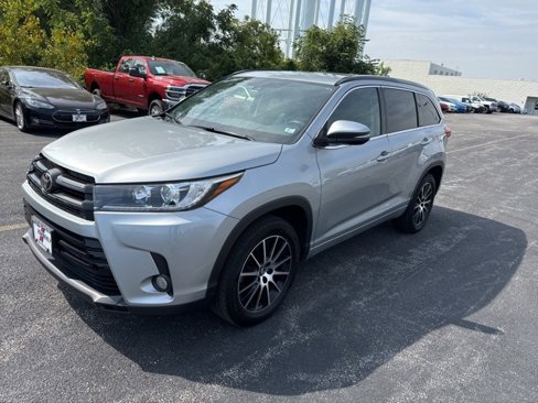 Used 2017 Toyota Highlander SE image 2